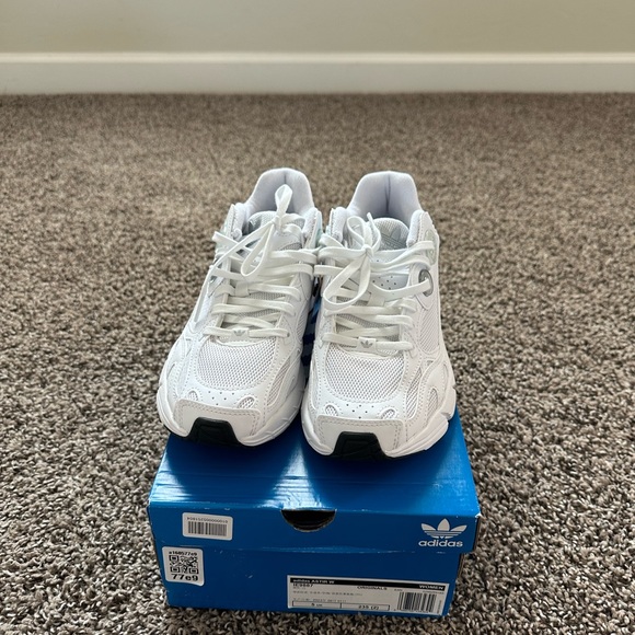 Adidas Astir in Cloud White/Silver/Metallic, size 7 - Picture 3 of 6